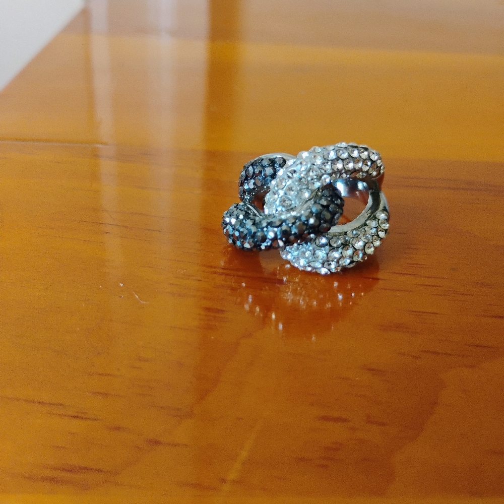 Elegant Cocktail Ring with Black and White Gemstones